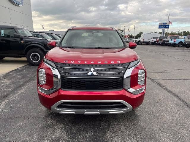 Used 2023 Mitsubishi Outlander AWD image 2