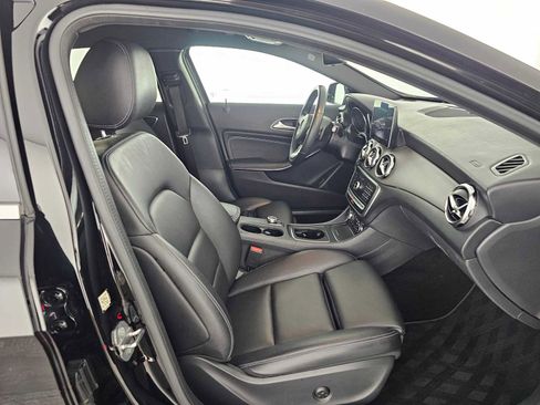 Used 2020 Mercedes-Benz GLA 250 4MATIC w/ Premium Package image 11