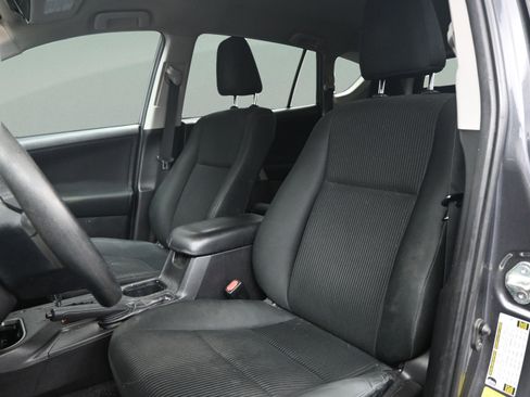 Used 2018 Toyota RAV4 LE FWD image 33