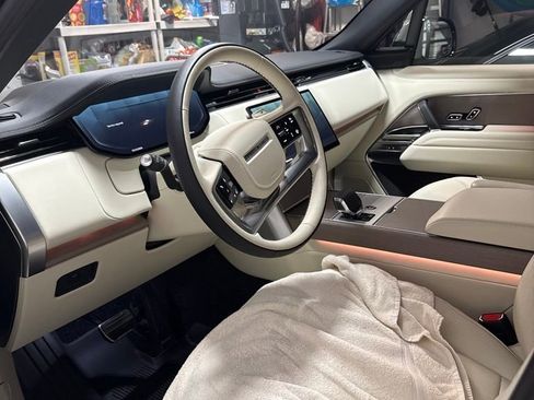 Used 2025 Land Rover Range Rover SE image 2