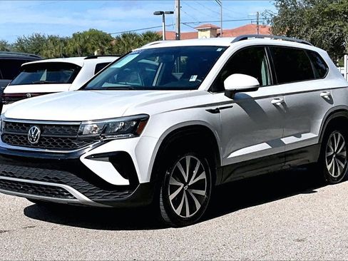 Certified 2022 Volkswagen Taos SE image 9