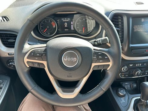 Used 2016 Jeep Cherokee Latitude w/ Cold Weather Group AWD/4WD image 11