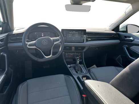 Used 2025 Volkswagen Jetta SE w/ Black Wheel Package image 8