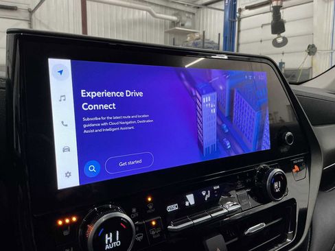 Used 2024 Toyota Highlander Limited image 9