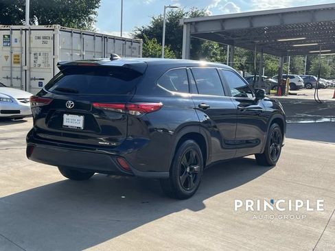Used 2023 Toyota Highlander LE FWD image 11
