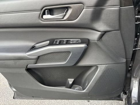 Used 2024 Nissan Pathfinder SL FWD image 29