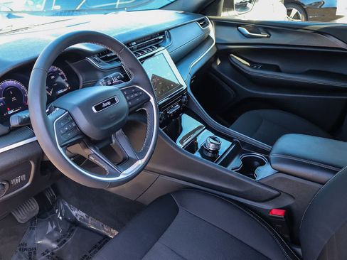 Used 2025 Jeep Grand Cherokee Laredo X RWD image 17