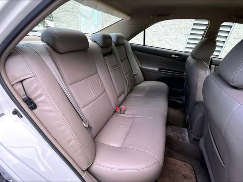 Used 2005 Toyota Camry LE FWD image 18