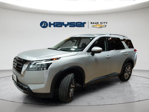 Used 2025 Nissan Pathfinder SL AWD/4WD image 3
