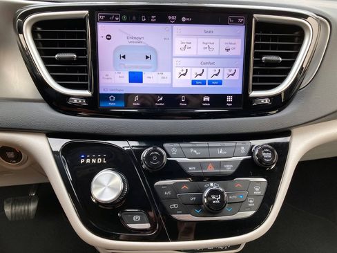 Used 2023 Chrysler Pacifica Touring-L FWD image 25