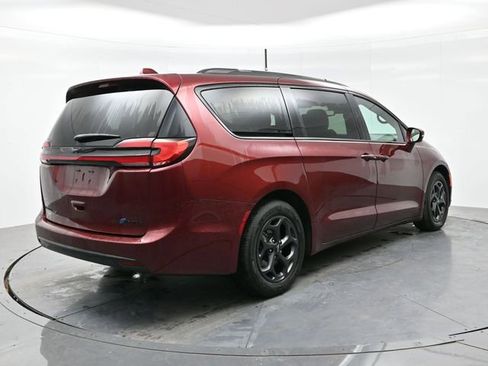 Used 2021 Chrysler Pacifica Limited w/ Uconnect Theater Family Group image 7
