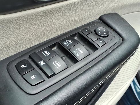 Used 2023 Chrysler Pacifica Touring-L FWD image 17