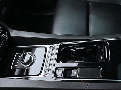 Used 2020 Jaguar F-PACE Premium image 24