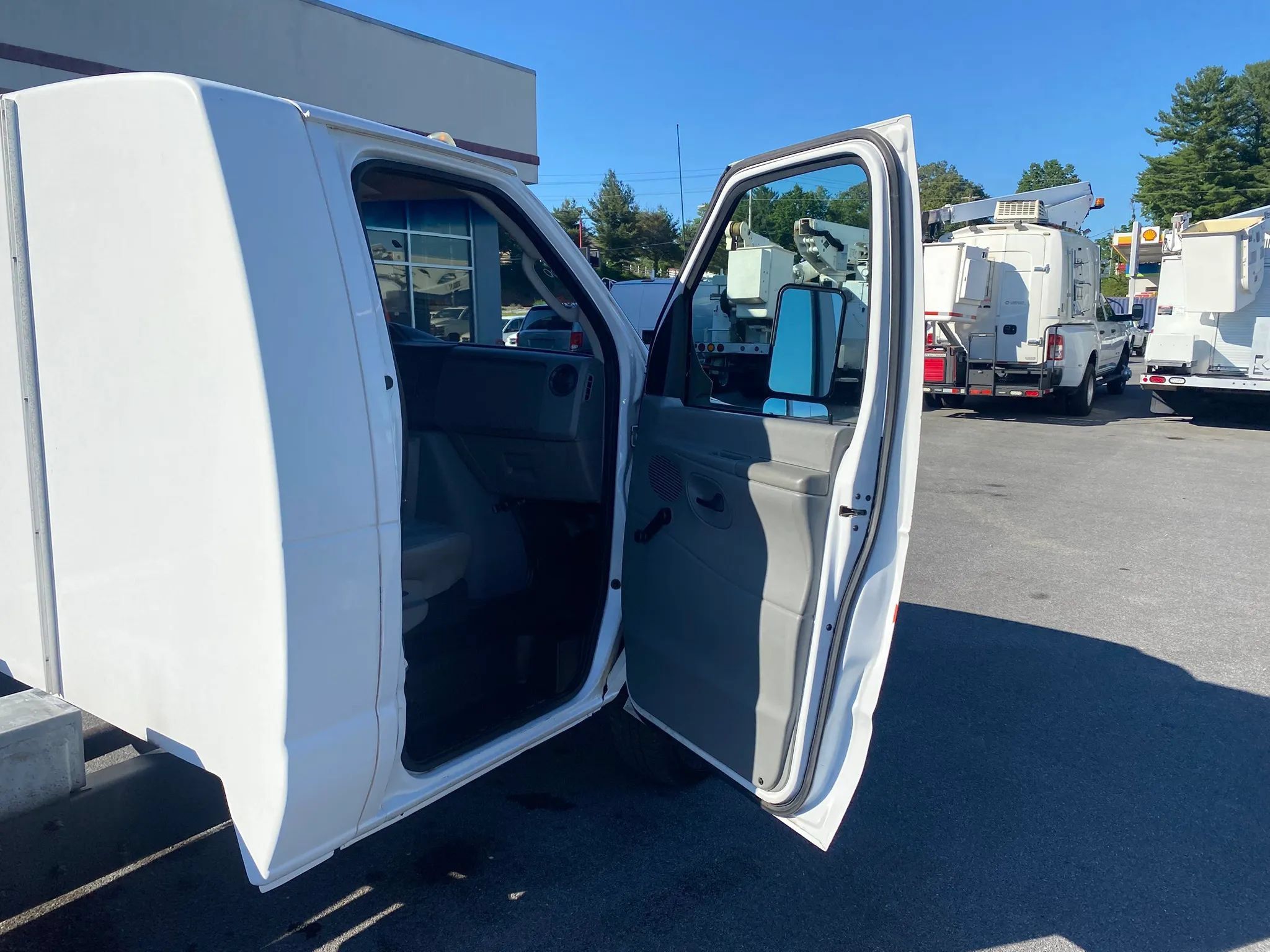 Used 2011 Ford E-450 and Econoline 450 Super Duty RWD image 15