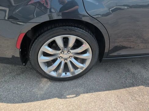 Used 2018 Chrysler 300 Limited RWD image 10