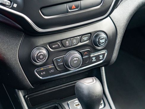 Used 2019 Jeep Cherokee Latitude w/ Popular Appearance Group FWD image 23