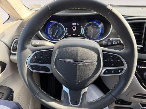 Used 2024 Chrysler Pacifica Touring-L image 14
