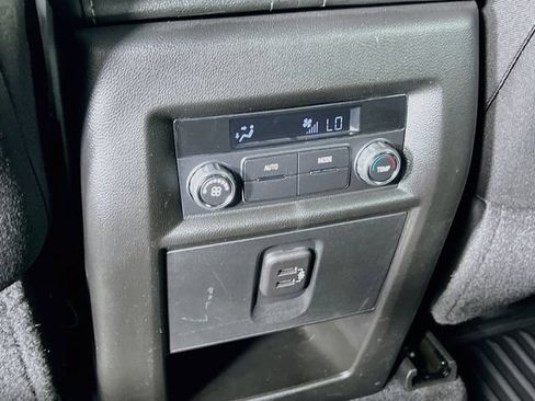 Used 2022 Chevrolet Traverse LT FWD image 34