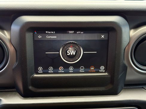 Used 2022 Jeep Gladiator Sport image 31