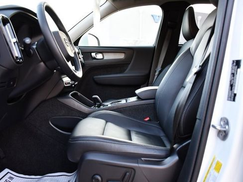 Certified 2025 Volvo XC40 B5 Core image 13