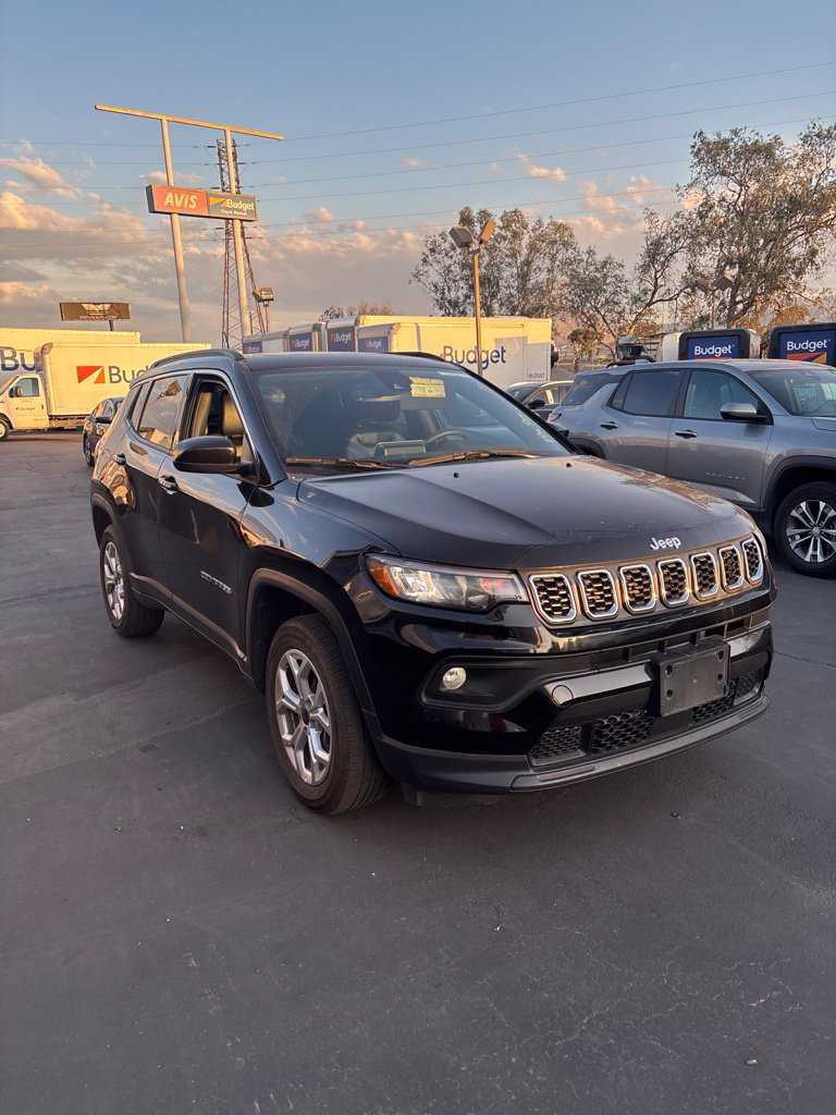 Used 2025 Jeep Compass Latitude w/ Sun & Sound Group AWD/4WD image 3