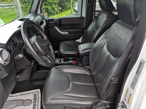 Used 2016 Jeep Wrangler Unlimited Sahara w/ Connectivity Group AWD/4WD image 16