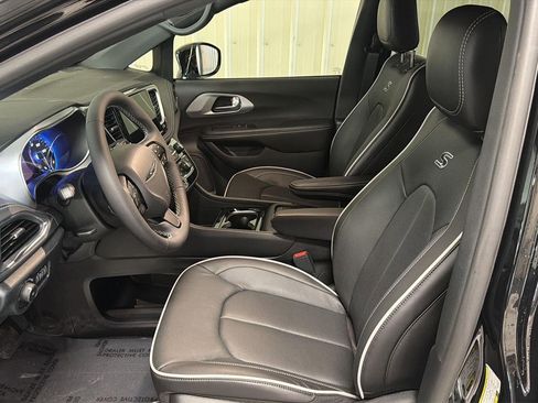 New 2026 Chrysler Pacifica Limited image 11