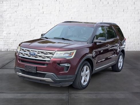 Used 2018 Ford Explorer XLT w/ Equipment Group 202A FWD image 4