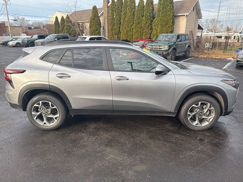 Used 2024 Chevrolet Trax LT w/ LT Convenience Package image 7