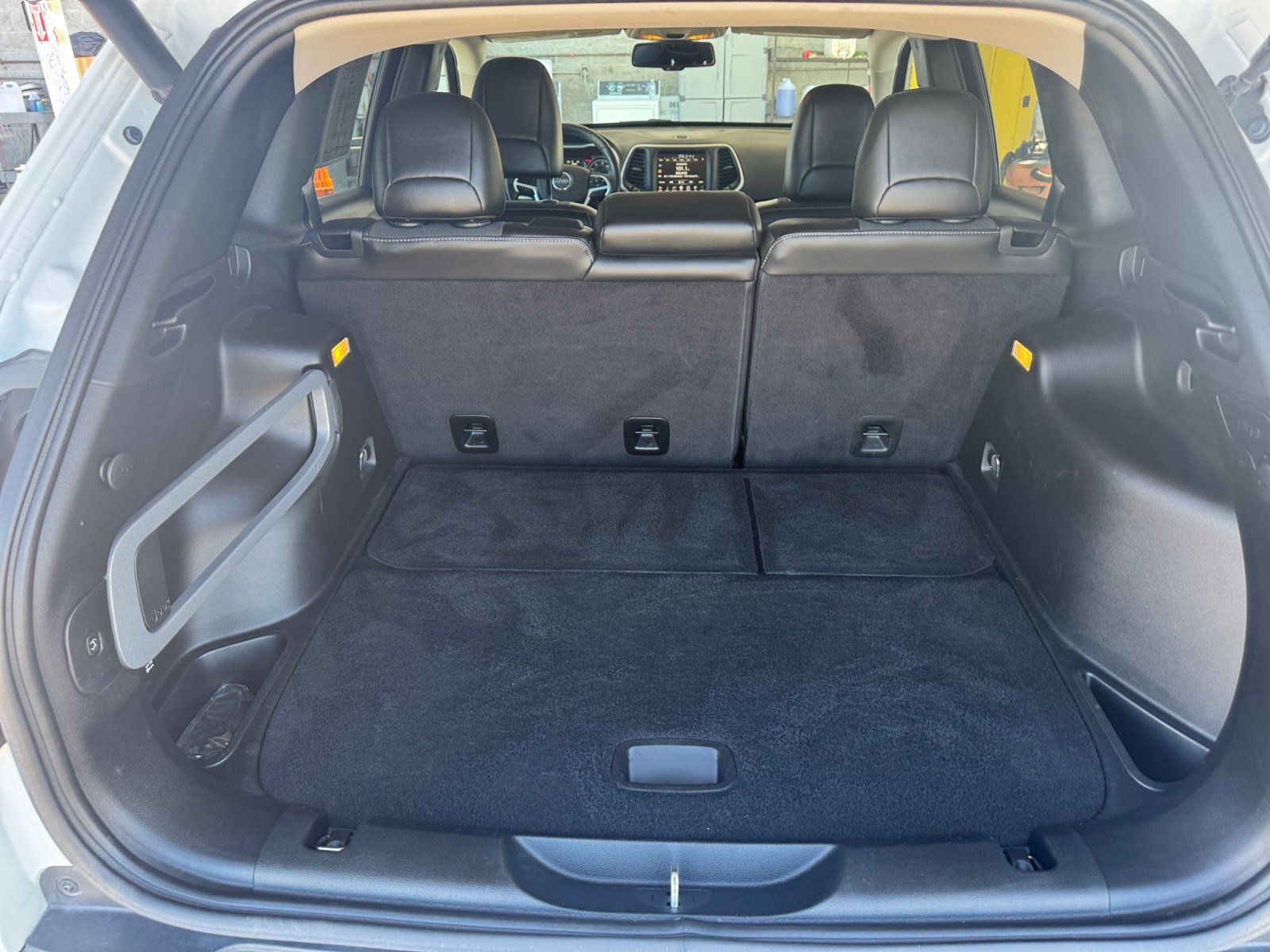 Used 2018 Jeep Cherokee Latitude Plus w/ Comfort/Convenience Group FWD image 26