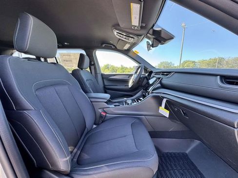 New 2025 Jeep Grand Cherokee Laredo w/ Luxury Tech Group I AWD/4WD image 14