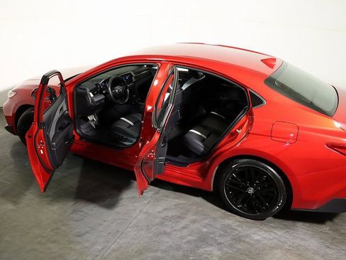 Used 2025 Toyota Camry SE image 4