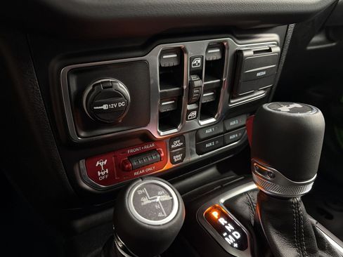 Used 2025 Jeep Wrangler Unlimited Rubicon AWD/4WD image 17