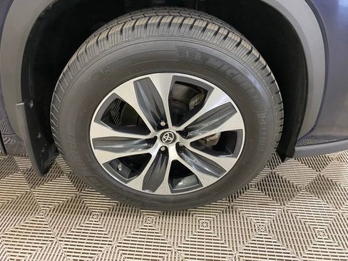 Used 2022 Toyota Highlander XLE image 2