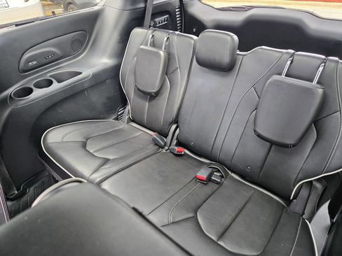 Used 2019 Chrysler Pacifica Limited w/ Advanced Safetytec Group FWD image 29