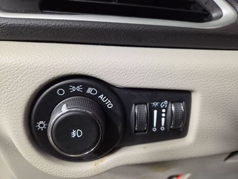 Used 2024 Chrysler Pacifica Touring-L FWD image 28