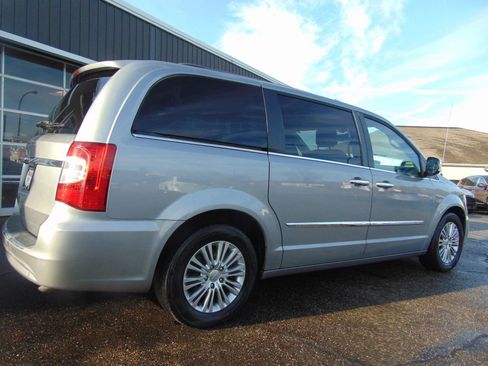 Used 2015 Chrysler Town & Country Touring-L w/ Driver Convenience Group image 10