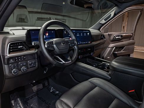 Used 2025 Chevrolet Suburban Z71 w/ Comfort Package image 13