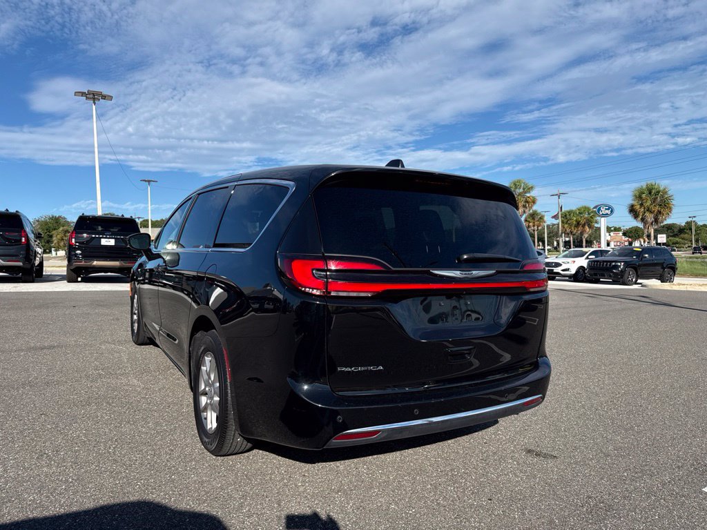 Used 2026 Chrysler Pacifica Select FWD image 3