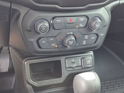 Used 2021 Jeep Renegade Latitude FWD image 20