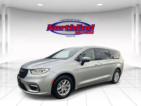 Used 2023 Chrysler Pacifica Touring-L image 7