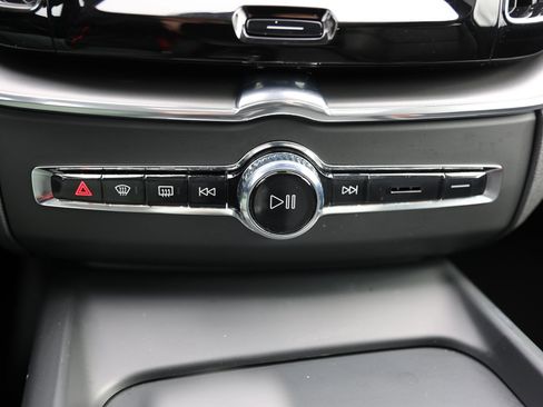 Used 2025 Volvo XC60 B5 Core image 25