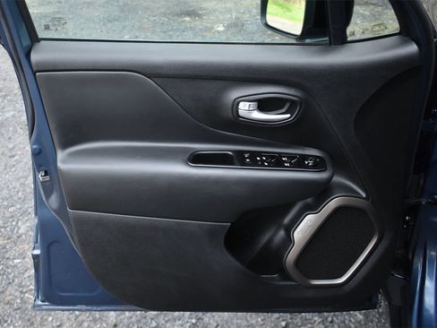 Used 2023 Jeep Renegade Latitude AWD/4WD image 22