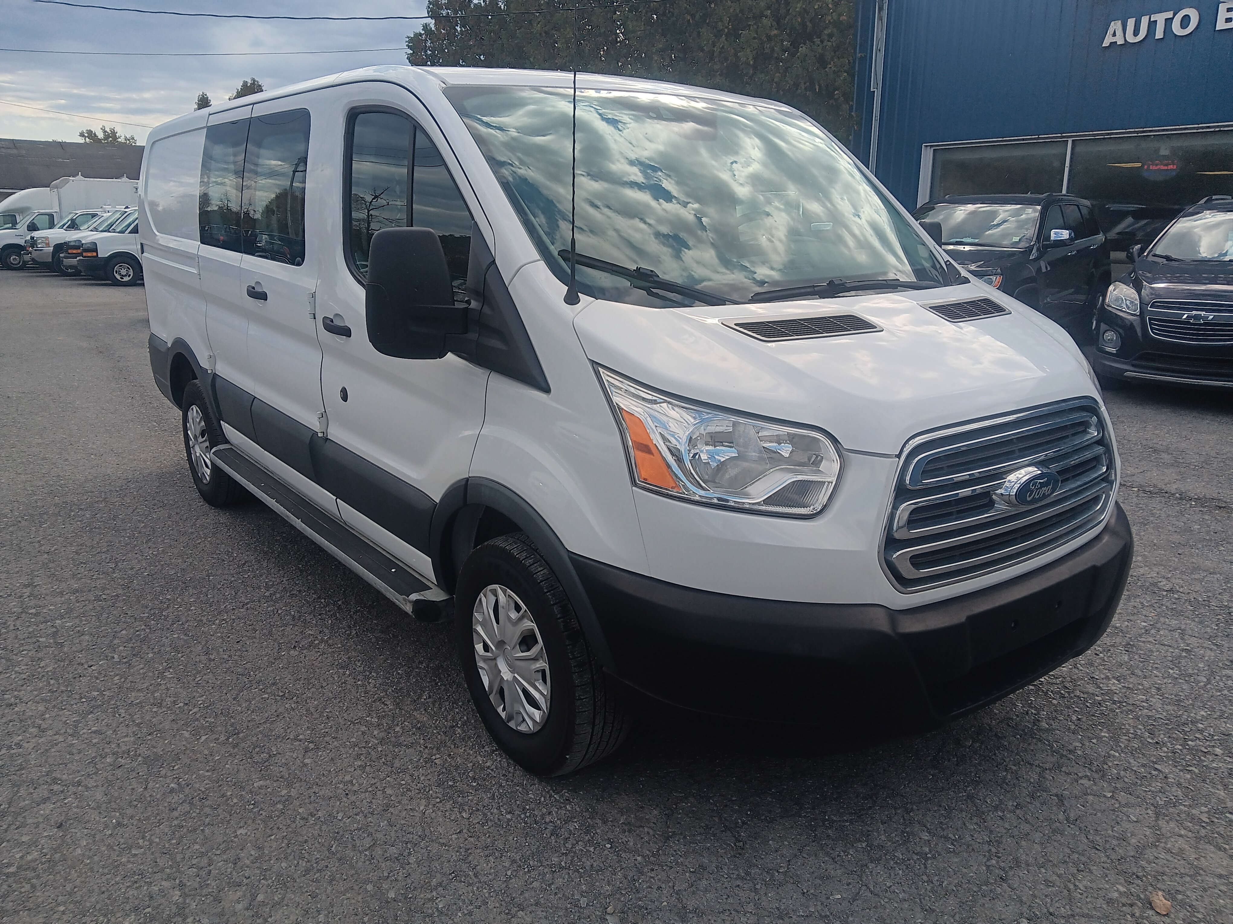 Used 2017 Ford Transit 250 130 Low Roof w/ Exterior Upgrade Package RWD image 7