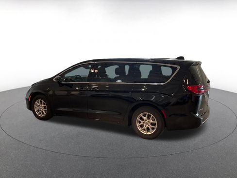 Used 2025 Chrysler Pacifica Select image 10