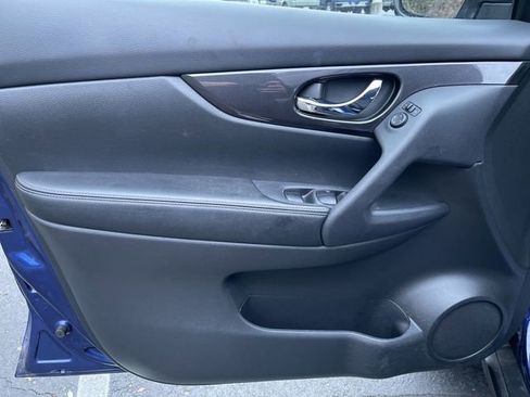 Used 2018 Nissan Rogue SV image 22