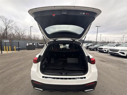 Used 2024 Mercedes-Benz GLC 300 4MATIC image 23