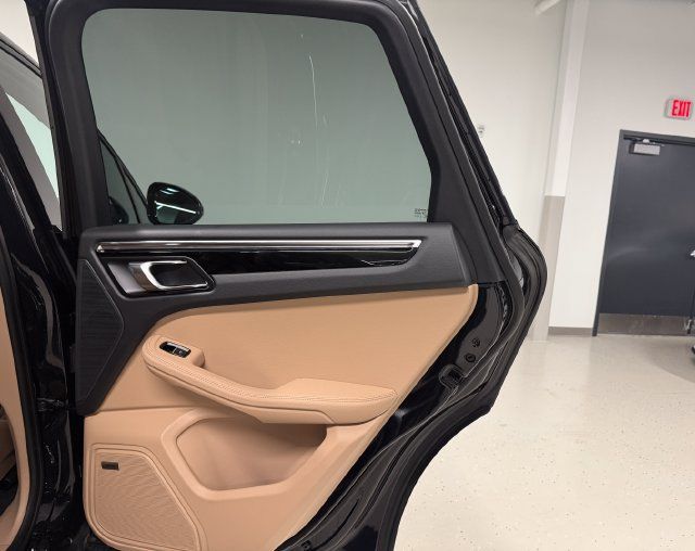 Certified 2026 Porsche Macan AWD/4WD image 34