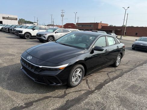 New 2026 Hyundai Elantra SE FWD image 3