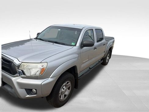 Used 2015 Toyota Tacoma PreRunner w/ SR5 Package RWD image 5